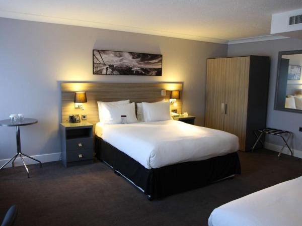 DoubleTree by Hilton Bristol City Centre : photo 1 de la chambre chambre lit queen-size - pour personnes à mobilité réduite