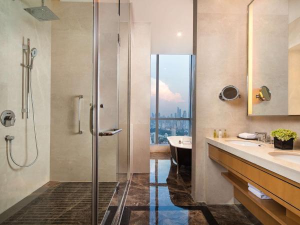 DoubleTree by Hilton Guangzhou-Free Shuttle Bus to Canton Fair Complex & Overseas Buyer Registration Services during Canton Fair Period : photo 2 de la chambre suite king exécutive avec accès au salon