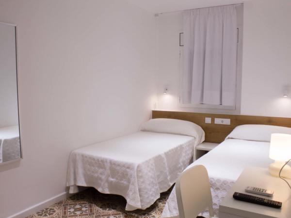 Hostal Nova Barcelona : photo 10 de la chambre chambre double ou lits jumeaux avec salle de bains privative