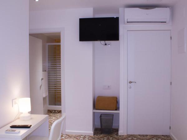 Hostal Nova Barcelona : photo 7 de la chambre chambre double ou lits jumeaux avec salle de bains privative