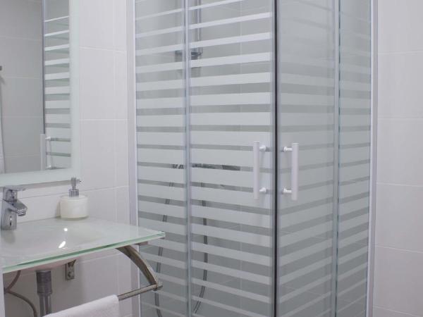 Hostal Nova Barcelona : photo 8 de la chambre chambre double ou lits jumeaux avec salle de bains privative