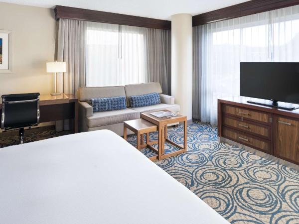 DoubleTree by Hilton San Diego Del Mar : photo 2 de la chambre chambre lit king-size en angle avec canapé-lit