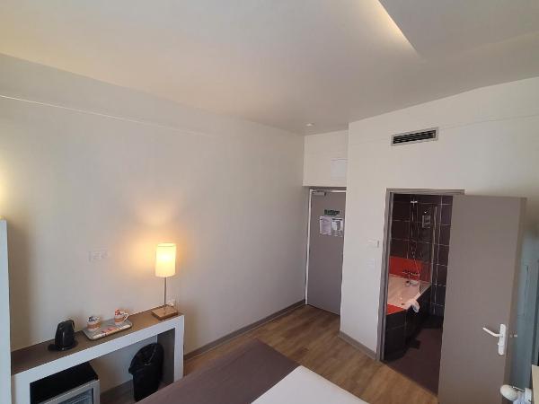 HOTEL DES PRINCES - HOTEL KYRIAD ORANGE Centre Ville -- 3 Etoiles -- Provence Alpes Côte d'Azur - France - A7-A9 : photo 8 de la chambre comfort quadruple room - 1 double bed 2 single beds