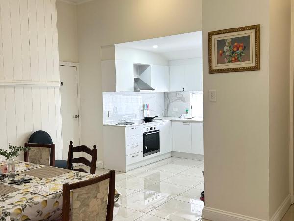 26 Gladstone Rd Highgate Hill : photo 1 de la chambre chambre familiale avec salle de bains commune