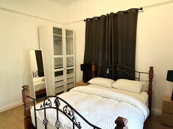 26 Gladstone Rd Highgate Hill : photo 2 de la chambre chambre familiale avec salle de bains commune