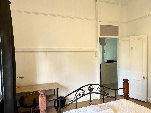 26 Gladstone Rd Highgate Hill : photo 8 de la chambre chambre familiale avec salle de bains commune