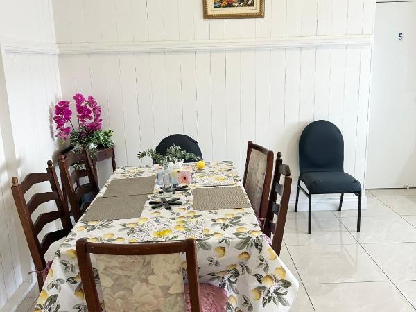 26 Gladstone Rd Highgate Hill : photo 1 de la chambre chambre triple avec salle de bains privative