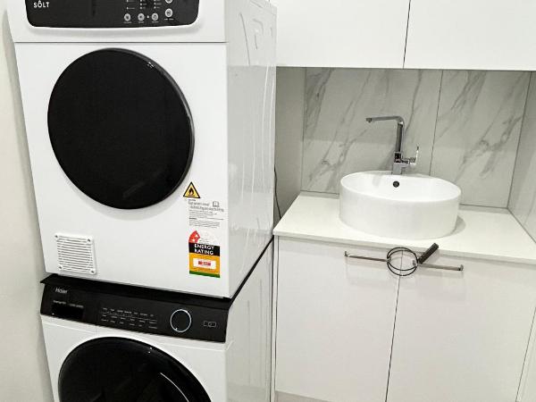 26 Gladstone Rd Highgate Hill : photo 9 de la chambre chambre triple avec salle de bains privative