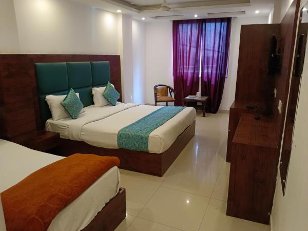 Hotel Tark Plaza Near IGI Airport Delhi : photo 6 de la chambre chambre quadruple