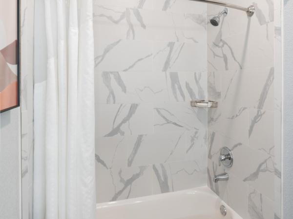 DoubleTree by Hilton Houston Westchase : photo 1 de la chambre chambre lit king-size - pour personnes malentendantes