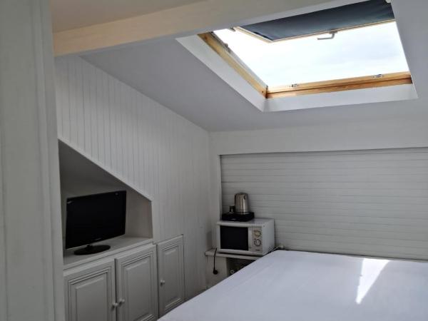 Panam Hotel PARIS GAMBETTA- Place Gambetta-Mairie du 20 emme : photo 2 de la chambre studio triple standard