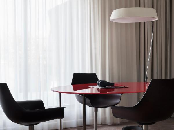 Novotel Athens : photo 7 de la chambre suite avec 1 lit double et 1 canapé-lit