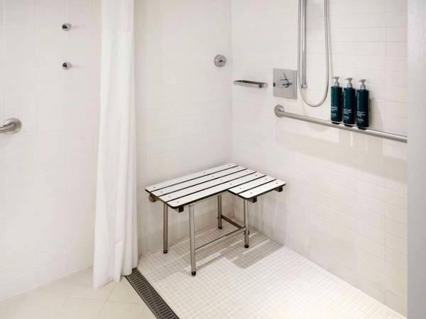 Hilton Vacation Club The Modern Honolulu : photo 3 de la chambre chambre lit king-size avec douche accessible en fauteuil roulant - vue sur ville