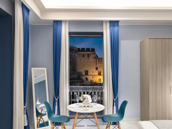 MAIN - Municipio : photo 6 de la chambre suite lit king-size avec baignoire spa - vue sur mer