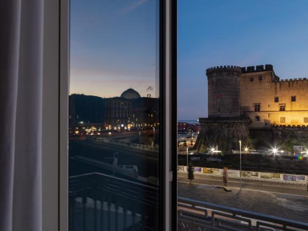 MAIN - Municipio : photo 8 de la chambre suite lit king-size avec baignoire spa - vue sur mer