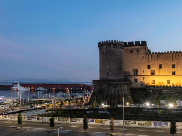 MAIN - Municipio : photo 9 de la chambre suite lit king-size avec baignoire spa - vue sur mer