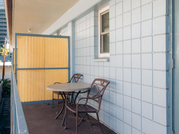 Waikiki Heritage Hotel : photo 9 de la chambre suite 1 chambre lit king-size avec canapé-lit