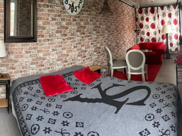 Atelierchic : photo 6 de la chambre chambre double - vue sur piscine