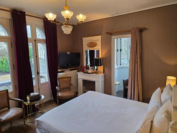 Le Castel Guesthouse : photo 1 de la chambre chambre double supérieure avec balcon