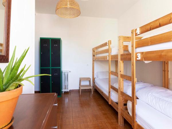 Green Hostel Oviedo : photo 2 de la chambre chambre quadruple avec salle de bains privative