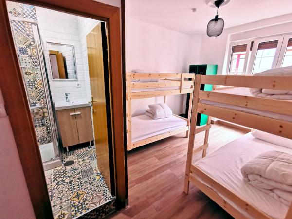 Green Hostel Oviedo : photo 5 de la chambre chambre quadruple avec salle de bains privative