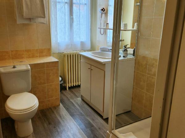 Logis Hôtel Lafayette Rochefort France : photo 8 de la chambre chambre triple