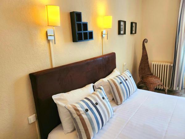 Logis Hôtel Lafayette Rochefort France : photo 4 de la chambre chambre triple