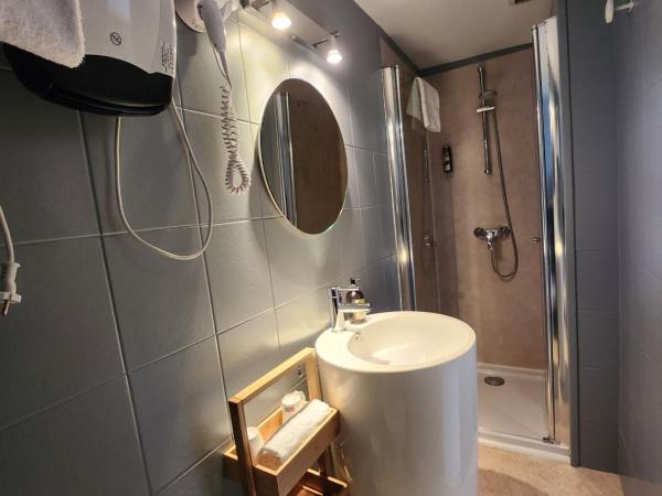 Logis Hôtel Lafayette Rochefort France : photo 6 de la chambre chambre double Économique