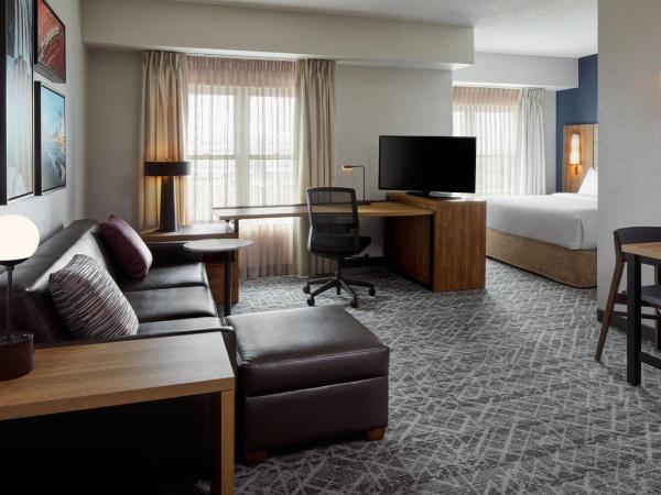 Residence Inn by Marriott Mississauga-Airport Corporate Centre West : photo 1 de la chambre studio lit king-size avec canapé-lit
