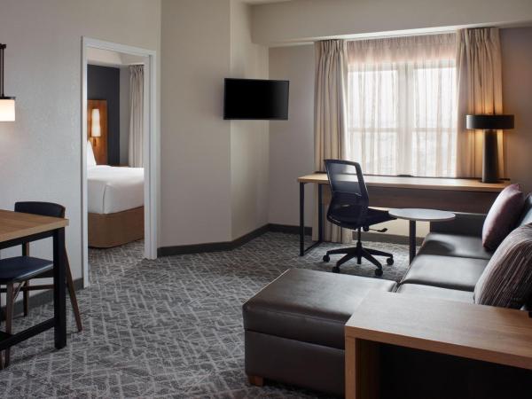 Residence Inn by Marriott Mississauga-Airport Corporate Centre West : photo 1 de la chambre suite 1 chambre avec lit queen-size et canapé-lit