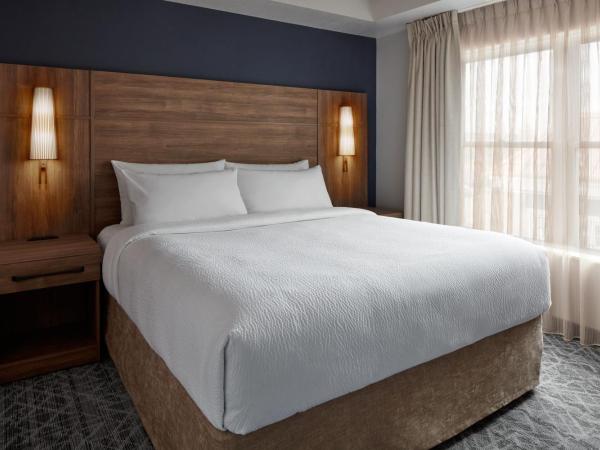 Residence Inn by Marriott Mississauga-Airport Corporate Centre West : photo 2 de la chambre studio lit king-size avec canapé-lit