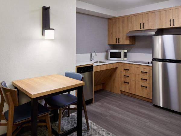 Residence Inn by Marriott Mississauga-Airport Corporate Centre West : photo 4 de la chambre studio lit king-size avec canapé-lit