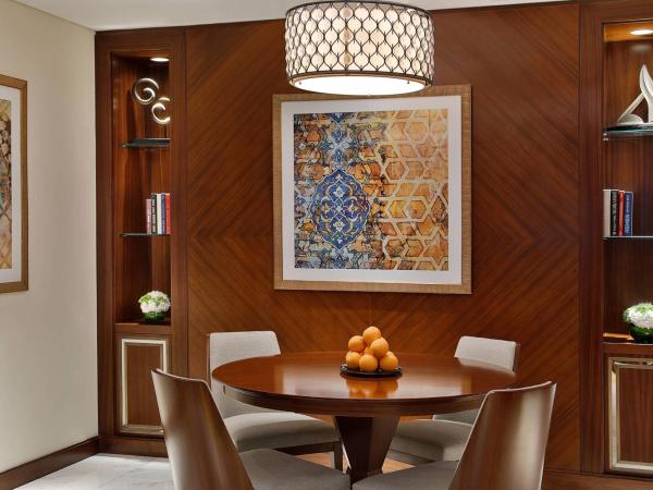 The Ritz-Carlton, Dubai : photo 4 de la chambre suite familiale avec suite 1 chambre gulf communicante avec chambre deluxe et balcons - vue sur jardin 
