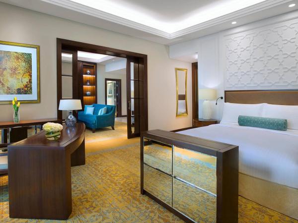 The Ritz-Carlton, Dubai : photo 1 de la chambre suite familiale avec suite 1 chambre gulf communicante avec chambre deluxe et balcons - vue sur jardin 