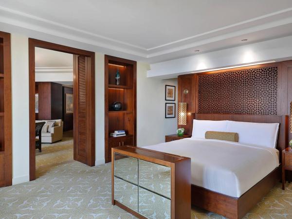 The Ritz-Carlton, Dubai : photo 3 de la chambre suite 1 chambre club océan avec 2 balcons et salon - accès au salon club avec 5 présentations culinaires incluses - petit-déjeuner et boissons gratuites - vue sur océan