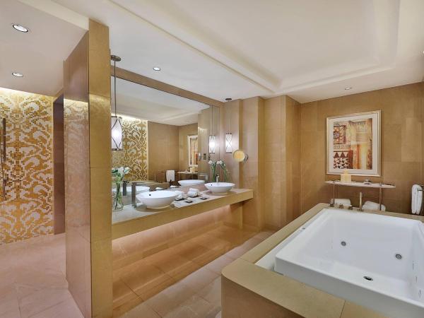 The Ritz-Carlton, Dubai : photo 6 de la chambre suite royale avec 2 chambres, 1 lit king-size et 2 lits queen-size, cuisine entièrement Équipée et salle à manger - accès au salon club avec 5 présentations culinaires incluses - petit-déjeuner et boissons gratuites - vue sur océan