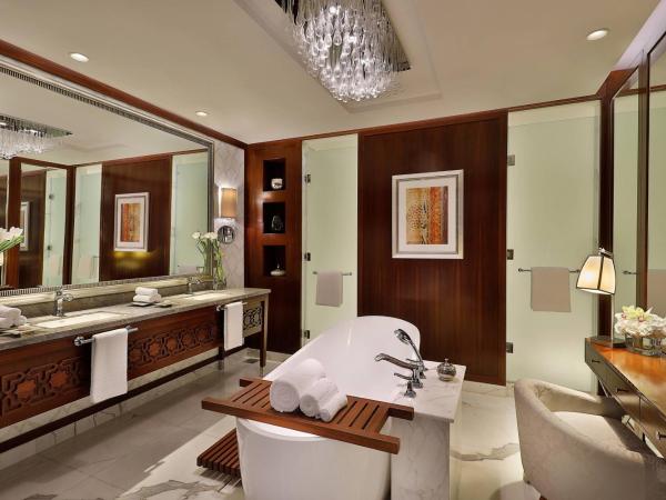 The Ritz-Carlton, Dubai : photo 4 de la chambre suite emirates avec grande terrasse - accès au salon club avec 5 présentations culinaires inclus - petit-déjeuner et boissons gratuites - vue sur océan