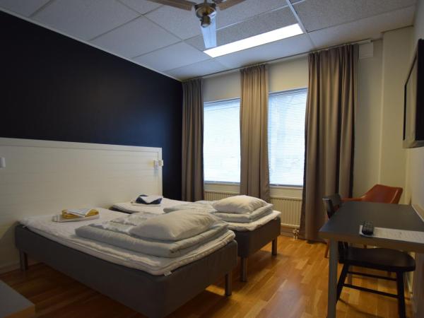 Hostel Snoozemore : photo 1 de la chambre chambre double avec salle de bains commune