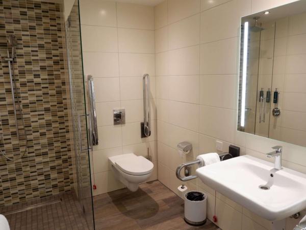Hilton Garden Inn Frankfurt City Centre : photo 3 de la chambre chambre lit queen-size - pour personnes à mobilité réduite