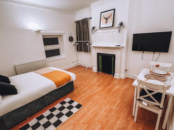 Spacious 3 rooms in Tooting : photo 3 de la chambre chambre double avec salle de bains commune