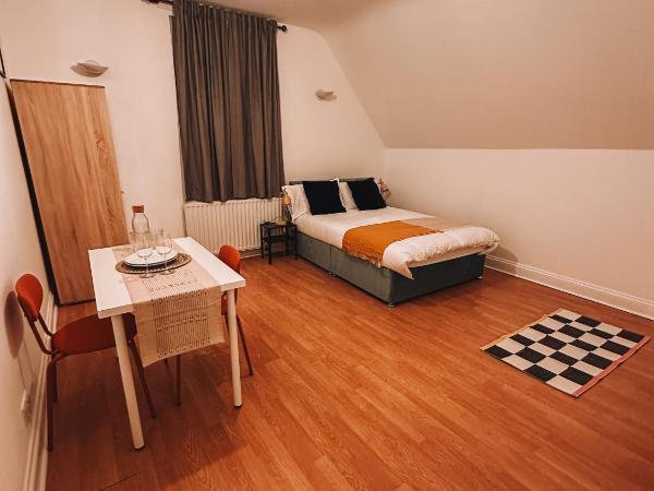 Spacious 3 rooms in Tooting : photo 3 de la chambre chambre double avec salle de bains commune