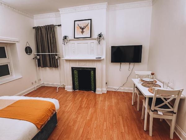 Spacious 3 rooms in Tooting : photo 4 de la chambre chambre double avec salle de bains commune