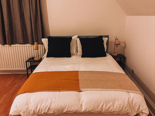 Spacious 3 rooms in Tooting : photo 4 de la chambre chambre double avec salle de bains commune