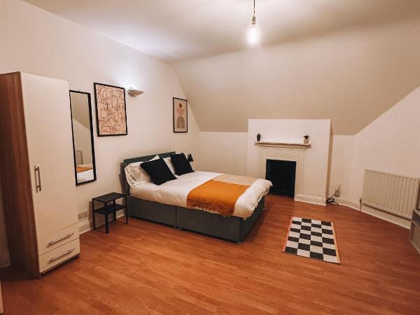 Spacious 3 rooms in Tooting : photo 2 de la chambre chambre double avec salle de bains commune