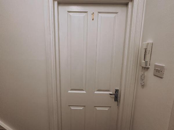 Spacious 3 rooms in Tooting : photo 1 de la chambre chambre double avec salle de bains commune