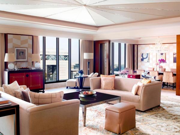 Ritz Carlton DIFC Downtown Dubai : photo 6 de la chambre royal suite with lounge access, one king bed, non smoking , balcony