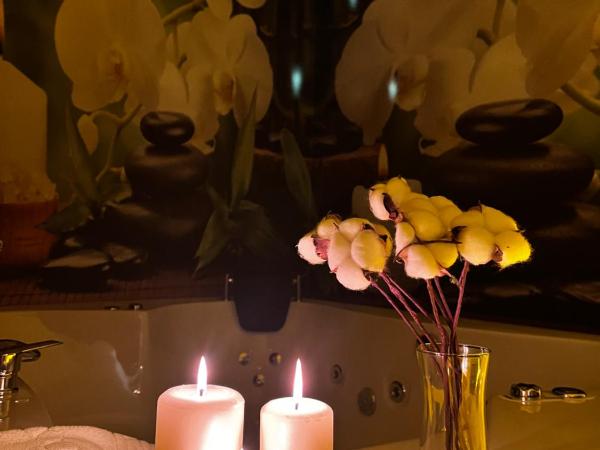 PRIVADO HOTELS : photo 8 de la chambre chambre lit queen-size avec baignoire spa