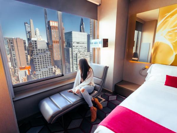 W New York - Times Square : photo 6 de la chambre suite lit king-size fantastic avec canapé-lit - vue sur broadway