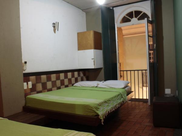 Laranjeiras Hostel : photo 7 de la chambre chambre triple avec salle de bains privative