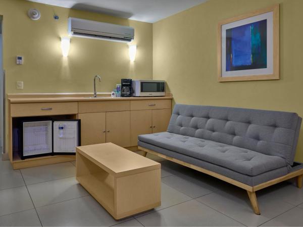 City Express by Marriott Cancun : photo 5 de la chambre suite lit queen-size avec canapé-lit